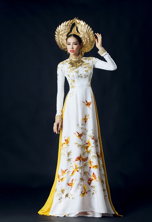 Phạm Hương diện trang phục truyền thống mạ vàng tại HHVN 1
